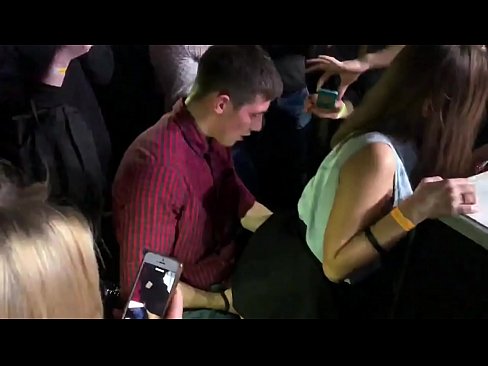 ❤️ Sexo real numa discoteca russa. Rapariga russa de 18 anos no ânus e vagina fodida numa discoteca ❌ Porno em pt.pornofilmtv.ru ☑